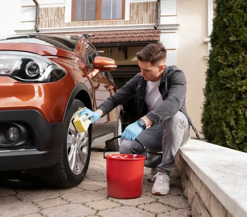 Lavage auto à domicile Arcizac-ez-Angles : professionnel intervenant sur un véhicule